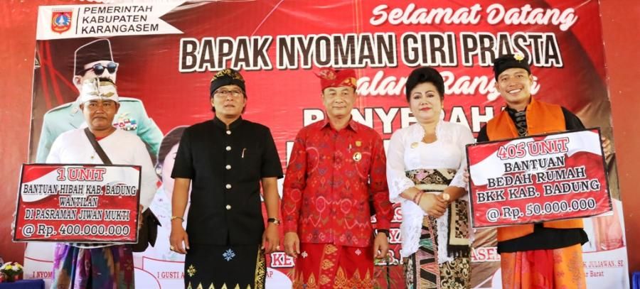 podiumnews.com-Membangun Melalui Pinggiran, Giri Prasta Bantu Bedah Rumah di Karangasem